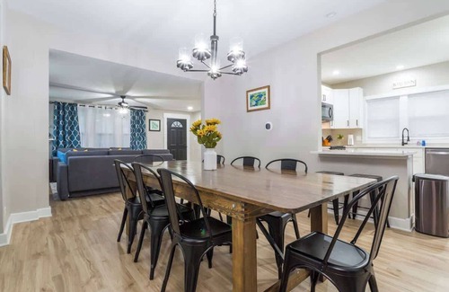 Joliet Casa | Remodeled, King Bed/Spacious and Family-Friendly/Fast Wi-Fi/Free Parking