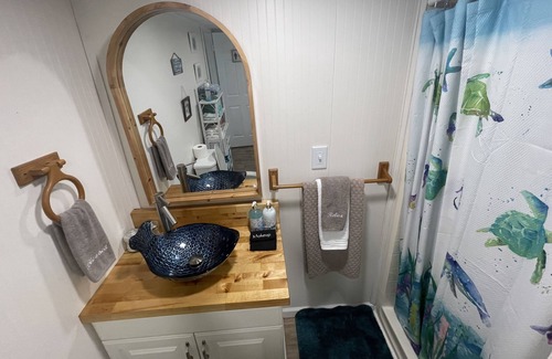 Chiefland Cabina | King Bed, Suwannee at the Gulf Fish Camp Retreat, Patio, Fire Pit