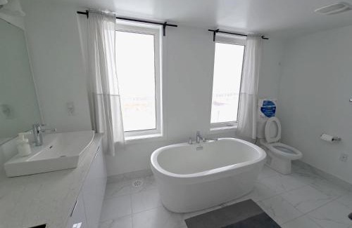 Downsview Casa | King Bed TV Private Ensuite Retreat Bathroom or Economical Double Bed Room