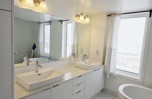 Downsview Casa | King Bed TV Private Ensuite Retreat Bathroom or Economical Double Bed Room