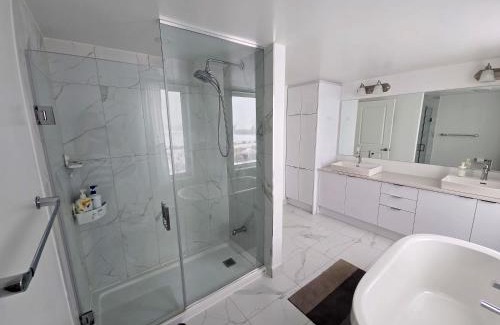 Downsview Casa | King Bed TV Private Ensuite Retreat Bathroom or Economical Double Bed Room
