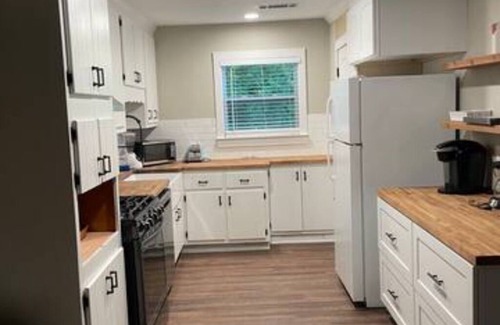 Roswell Apartamento | KING bed + walk to food & nature. Long-Term Okay!