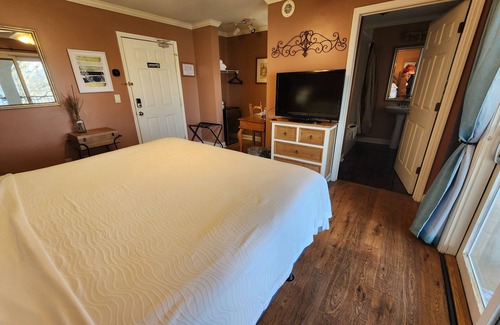 Lookout Valley Neighborhood Association Cabina | King Bed with River Views and Balcony
