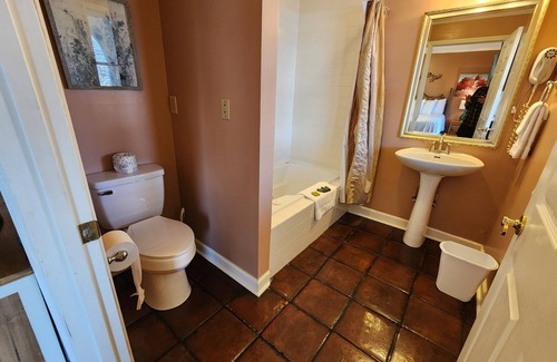 Lookout Valley Neighborhood Association Cabina | King Bed with River Views and Balcony