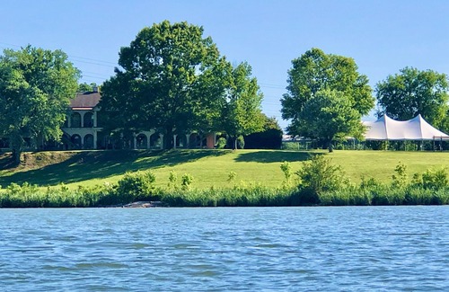 Lookout Valley Neighborhood Association Cabina | King Bed with River Views and Balcony