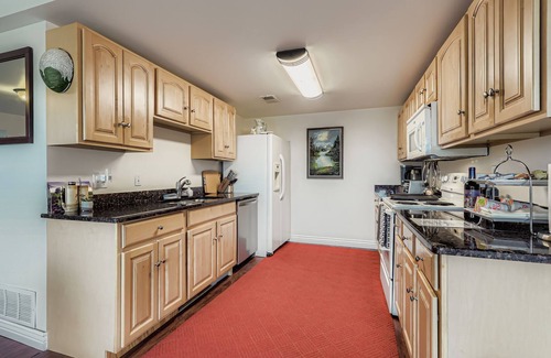 Lakewood Chalet De Esquí | King bedroom. Spacious living room. Dining area with glorious view. Full kitchen
