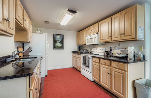 Lakewood Chalet De Esquí | King bedroom. Spacious living room. Dining area with glorious view. Full kitchen