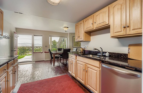 Lakewood Chalet De Esquí | King bedroom. Spacious living room. Dining area with glorious view. Full kitchen