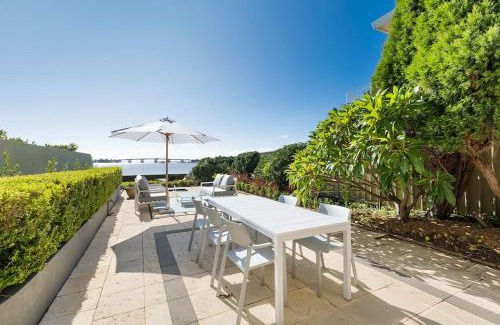 Sylvania Apartamento | King Bedroom Waterfront Courtyard Apartment