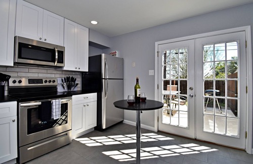 Bryan Casa | ✪ King Beds ✔ 2 Bdr Townhouse w/ Private Backyard