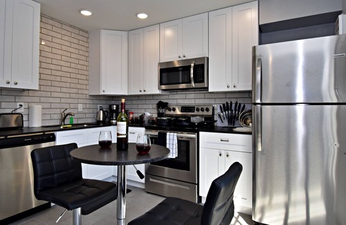 Bryan Casa | ✪ King Beds ✔ 2 Bdr Townhouse w/ Private Backyard