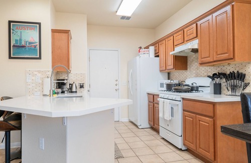 Austin Casa | ✪ King Beds ✔ 3 Bdr Townhouse w/ Private Backyard