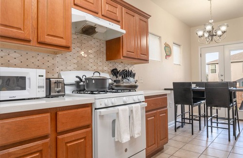Austin Casa | ✪ King Beds ✔ 3 Bdr Townhouse w/ Private Backyard