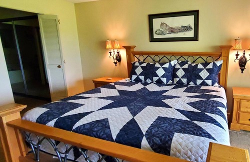 Holiday Island Condominio | Bañera de Hidromasaje para 6 personas con vistas al lago, camas extragrandes, chimenea y jacuzzi.