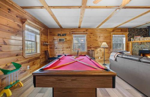 Sevierville Casa | King Beds, Views, EasyRoads, PoolTable, Spa, Theater, Outdoor fun