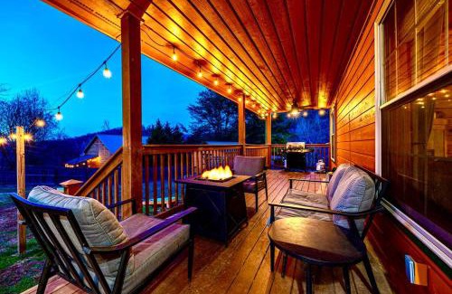 Sevierville Casa | King Beds, Views, EasyRoads, PoolTable, Spa, Theater, Outdoor fun