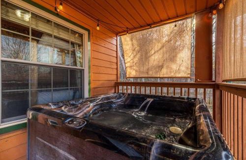 Sevierville Casa | King Beds, Views, EasyRoads, PoolTable, Spa, Theater, Outdoor fun