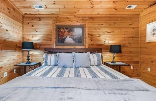 Sevierville Casa | King Beds, Views, EasyRoads, PoolTable, Spa, Theater, Outdoor fun