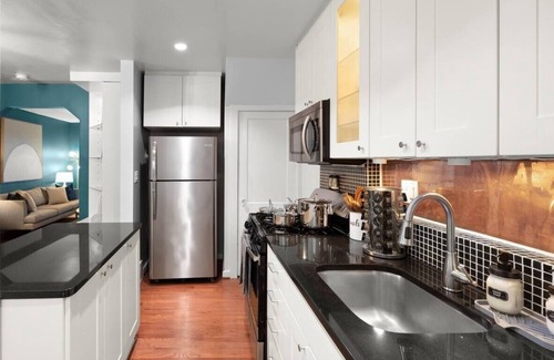 Del Ray Casa | King Beds <> Walk to Metro - Stylish Suite Xcape