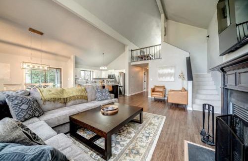 The Woods Casa | King Beds with Hot Tub Arcade & Golf Course View