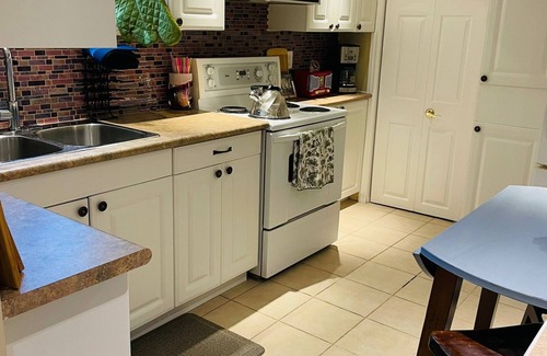 Oakville Casa | King Comfort Meets Style Lia’s Designer Retreat by the Lake Oakville Stay