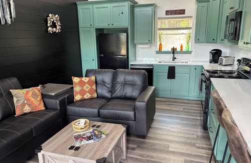 Clarksville Cabina | King Cullen Cabin - Brand New In Charming Clarksville, Arkansas