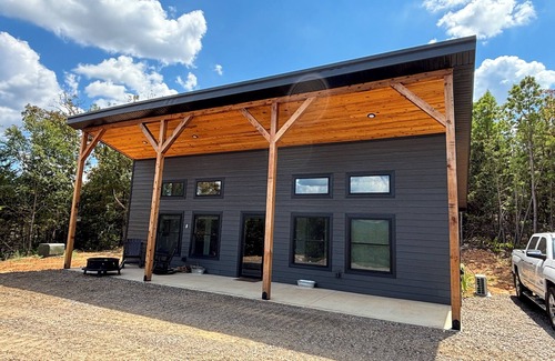 Clarksville Cabina | King Cullen Cabin - Brand New In Charming Clarksville, Arkansas