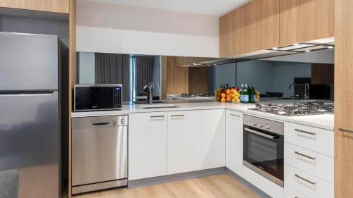 Adelaide Central Business District Apartamento | King Deluxe on Franklin St with Pool, Gym, Sauna, Cafe, Wifi