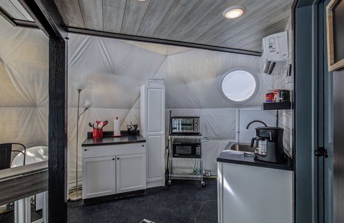 Ashland Cabina | King Dome - 1 King Bed, 2 Queen Beds in Loft Accessed by Spiral Staircase