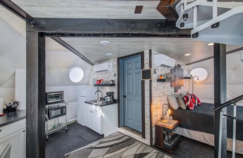 Ashland Cabina | King Dome - 1 King Bed, 2 Queen Beds in Loft Accessed by Spiral Staircase