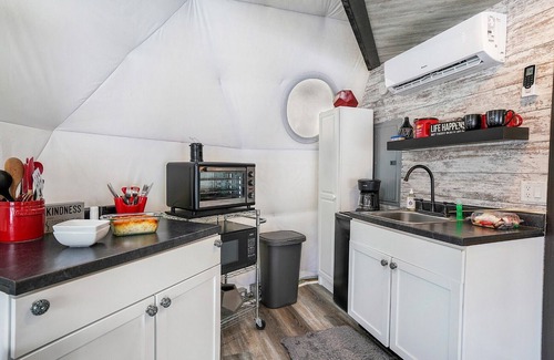 Ashland Cabina | King Dome - 1 King Bed, 2 Queen Beds in Loft Accessed by Spiral Staircase