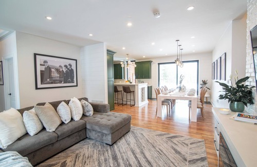 Barrie Casa | King Estate Barrie w Private Spa | 7 Bedrooms | Sleeps 20 | 5min to Downtown
