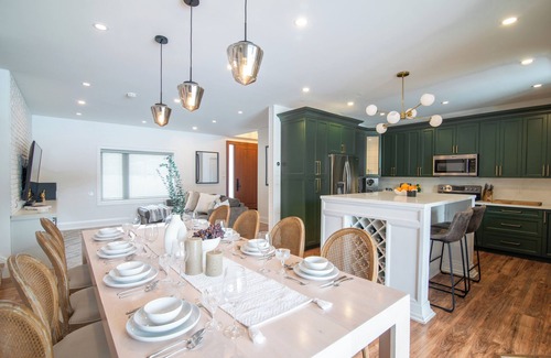 Barrie Casa | King Estate Barrie w Private Spa | 7 Bedrooms | Sleeps 20 | 5min to Downtown