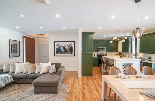 Barrie Casa | King Estate Barrie w Private Spa | 7 Bedrooms | Sleeps 20 | 5min to Downtown