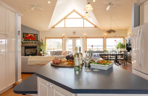 Rideau Lakes Casa | King Estate Rideau | Waterfront | Sleeps 16 | 4 Acres | Views!