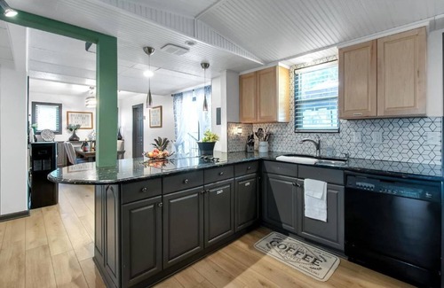 Wichita Casa | King Estate with attached Mid-Century Apartment & Gym.