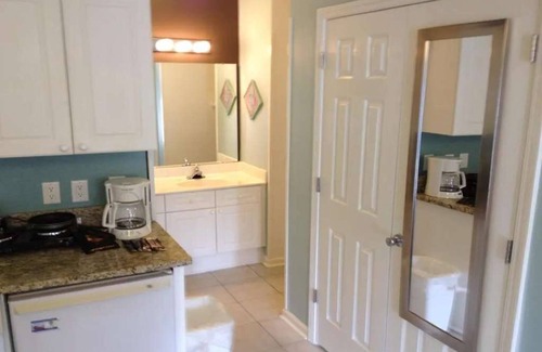 Surfside Beach Apartamento | King Hotel Suite 10 minutes away from the beach