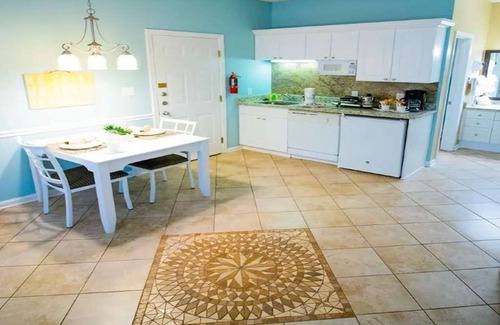 Surfside Beach Apartamento | King Hotel Suite 10 minutes away from the beach