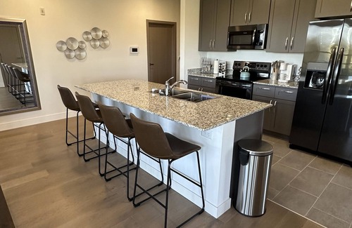 Madison Apartamento | King | Kid & Pet Friendly | W/D | Gym | 300 Wi-Fi