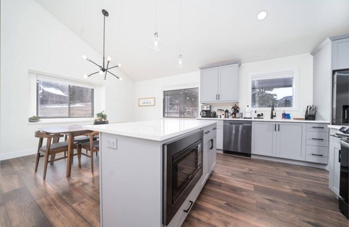Carriage Hills Cabina | King & Q beds, views, hot tub, deck, grill