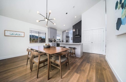 Carriage Hills Cabina | King & Q beds, views, hot tub, deck, grill