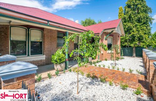 Orange Apartamento | King & Queen Bed - Apartment on Summer Near Cook Park