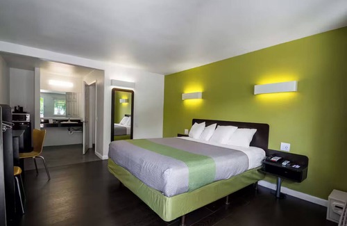 Munras Avenue Hotel | King Room near Downtown Monterey