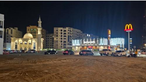 Al Khan Casa | King Room with Attached Private Bathroom in Shared Apartment