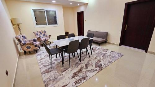 Al Khan Casa | King Room with Attached Private Bathroom in Shared Apartment