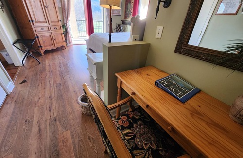 Lookout Valley Neighborhood Association Cabina | King Room with Balcony and River Views