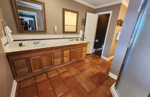 Lookout Valley Neighborhood Association Cabina | King Room with Sleeper Sofa and Balcony