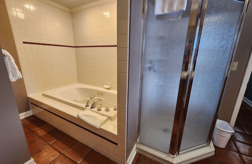 Lookout Valley Neighborhood Association Cabina | King Room with Sleeper Sofa and Balcony