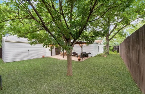 Original Town Casa | King Self Check-In BBQ 4 TVs Parking Rain-Shower