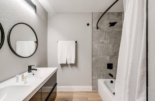 Original Town Casa | King Self Check-In BBQ 4 TVs Parking Rain-Shower